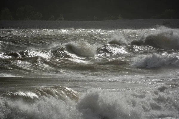 Fırtınalı Bir Deniz Şiddetli Rüzgarlar Yüksek Gelgitler Kayalık Plaja Çarpan — Stok fotoğraf