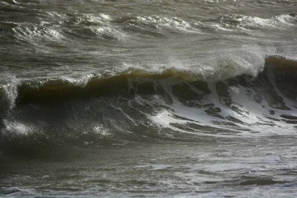 Mar Tormentoso Con Vientos Fuerza Vendaval Marea Alta Crea Enormes —  Fotos de Stock