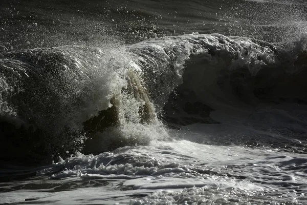 Μια Φουρτουνιασμένη Θάλασσα Θυελλώδεις Ανέμους Και Την Παλίρροια Δημιουργεί Τεράστια — Φωτογραφία Αρχείου