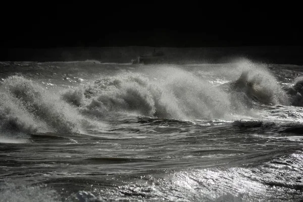 Fırtınalı Bir Deniz Şiddetli Rüzgarlar Yüksek Gelgitler Kayalık Plaja Çarpan — Stok fotoğraf