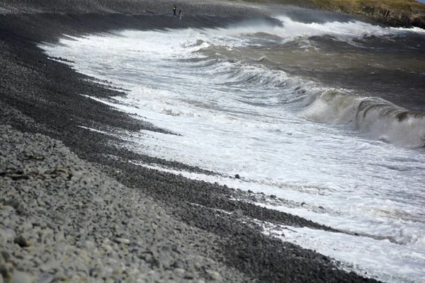 Fırtınalı Bir Deniz Şiddetli Rüzgarlar Yüksek Gelgitler Kayalık Plaja Çarpan — Stok fotoğraf