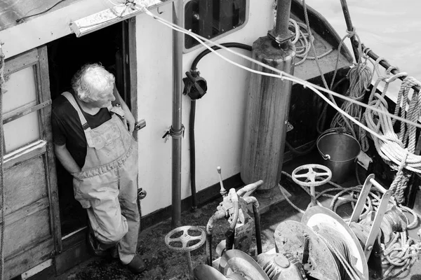 Рыбаки Своих Траулерах Проходят Через Шлюзовые Ворота Кардиффском Заливе Уловом — стоковое фото