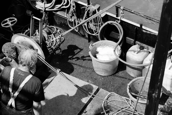 Rybáři Svých Rybářských Vlečných Sítích Proplouvají Bránou Cardiff Bay Barrage — Stock fotografie