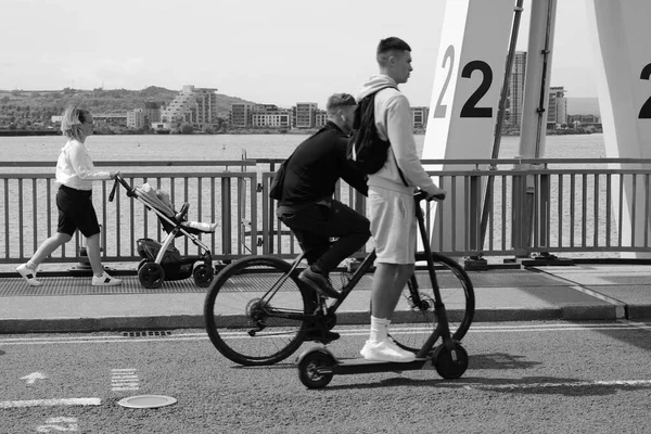 Rybáři Svých Rybářských Vlečných Sítích Proplouvají Bránou Cardiff Bay Barrage — Stock fotografie