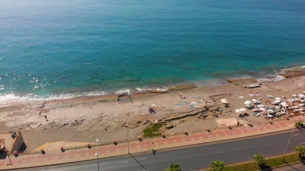 말라는 해변에서 알라냐까지 해변을 D400 도로와 공중에서 바라본다 해변에는 수정같이 — 비디오