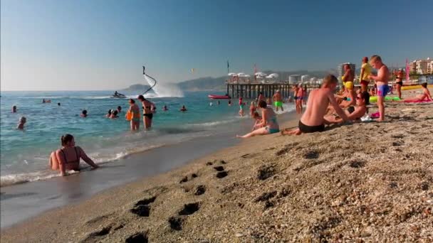 Mahmutlar Alanya Turkey 2019年7月20日 ビーチシーンの幸せな人々 社会的な距離が前例がなく 観光客がビーチや町を埋め尽くした2019年の夏の季節を懐かしむ — ストック動画