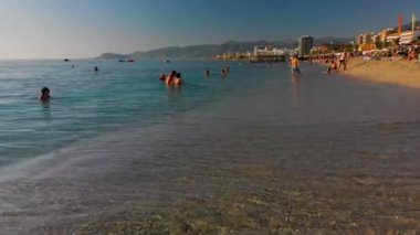 Mahmutlar, Alanya / Türkiye - 20 Temmuz 2020: Sahilde mutlu insanlar. 2019 'un yaz mevsiminde sosyal mesafelerin duyulmadığı plajları ve kasabayı turistlerin doldurduğu nostaljik bir bakış açısı..
