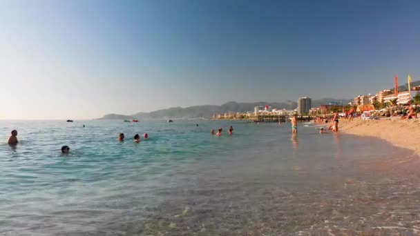 Mahmutlar Alanya Turquía Julio 2019 Gente Feliz Escena Playa Nostálgica — Vídeos de Stock