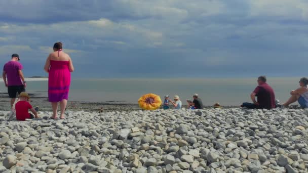 Barry Vale Glam Wales Augustus 2020 Een Warme Zomerdag Gezinnen — Stockvideo