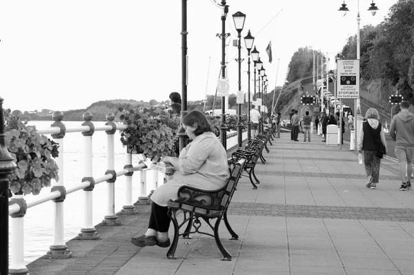 Sol Pôs Pessoas Desfrutam Passeio Noturno Longo Passeio Cais Penarth — Fotografia de Stock