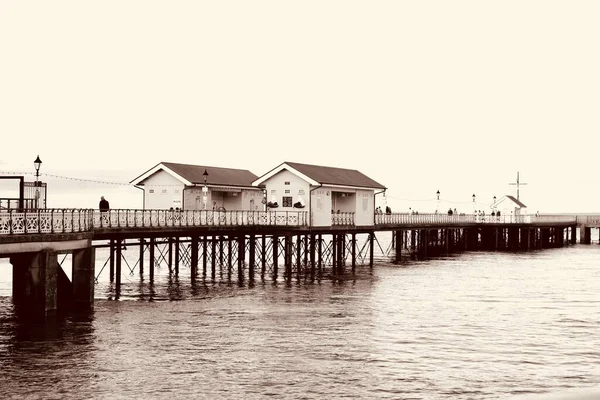 Güneş Battı Insanlar Penarth Gezinti Güvertesi Iskele Boyunca Akşam Yürüyüşünün — Stok fotoğraf