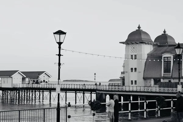 Slunce Zapadá Lidé Užívají Večerní Procházku Podél Penarthské Promenády Mola — Stock fotografie