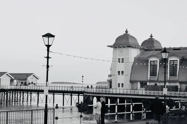 Zon Onder Mensen Genieten Van Een Vroege Avondwandeling Langs Penarth — Stockfoto