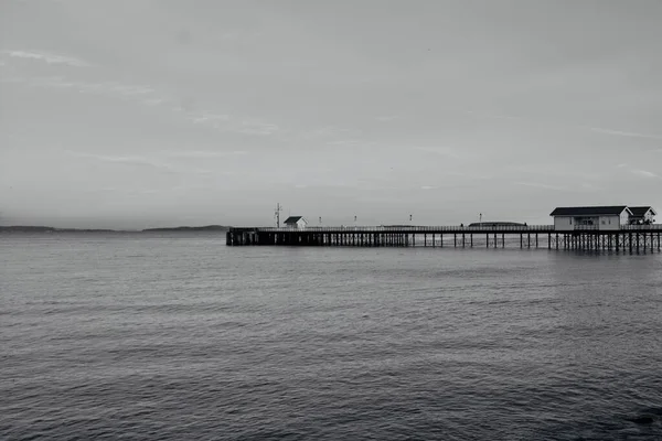 Güneş Battı Insanlar Penarth Gezinti Güvertesi Iskele Boyunca Akşam Yürüyüşünün — Stok fotoğraf