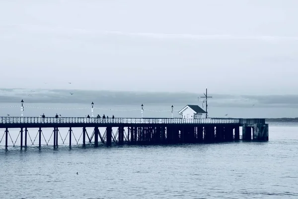 Slunce Zapadá Lidé Užívají Večerní Procházku Podél Penarthské Promenády Mola — Stock fotografie