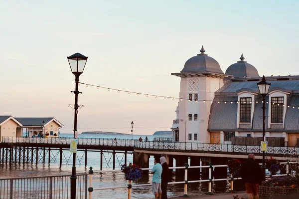 Slunce Zapadá Lidé Užívají Večerní Procházku Podél Penarthské Promenády Mola — Stock fotografie