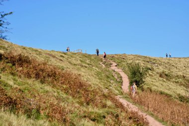 Abergavenny, Monmouthshire / Galler - 20 Eylül 2020: Her yaştan insan Skirrid 'e, Ysgyryd Fawr ormanından zirveye tırmanır. Sosyal mesafeli, güvenli eğlence aktiviteleri artık çok popüler..