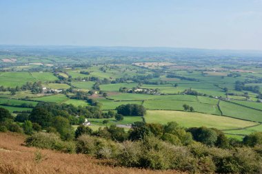 Güney Galler, Abergavenny 'deki Skirrid' in tepesinden güzel kırsal manzaraya bakıyorum. Patchwork arazileri ve aşağıdaki tarım arazileri Sonbaharın puslu güneşinde