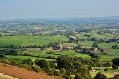 Güney Galler, Abergavenny 'deki Skirrid' in tepesinden güzel kırsal manzaraya bakıyorum. Patchwork arazileri ve aşağıdaki tarım arazileri Sonbaharın puslu güneşinde