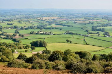 Güney Galler, Abergavenny 'deki Skirrid' in tepesinden güzel kırsal manzaraya bakıyorum. Patchwork arazileri ve aşağıdaki tarım arazileri Sonbaharın puslu güneşinde