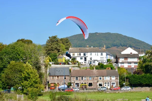 Abergavenny Monmouthshire Wales Вересня 2020 Woman Hand Gliding Usk River — стокове фото