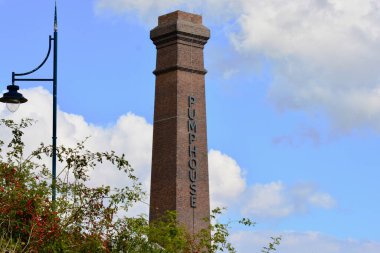 Ekonomik görünümün kötü olmasına ve devam eden koronavirüs kontrol ve tecrit kurallarına rağmen Barry Waterfront 'taki yeni Goodsheds mağazaları ilk perakende satış birimlerini Ağustos 2020' de açtı.