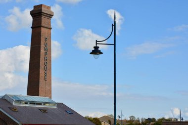 Ekonomik görünümün kötü olmasına ve devam eden koronavirüs kontrol ve tecrit kurallarına rağmen Barry Waterfront 'taki yeni Goodsheds mağazaları ilk perakende satış birimlerini Ağustos 2020' de açtı.