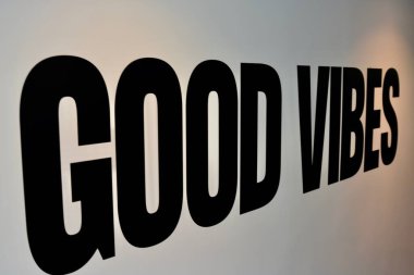 Ekonomik görünümün kötü olmasına ve devam eden koronavirüs kontrol ve tecrit kurallarına rağmen Barry Waterfront 'taki yeni Goodsheds mağazaları ilk perakende satış birimlerini Ağustos 2020' de açtı..