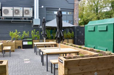 Ekonomik görünümün kötü olmasına ve devam eden koronavirüs kontrol ve tecrit kurallarına rağmen Barry Waterfront 'taki yeni Goodsheds mağazaları ilk perakende satış birimlerini Ağustos 2020' de açtı.. 