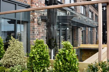 Ekonomik görünümün kötü olmasına ve devam eden koronavirüs kontrol ve tecrit kurallarına rağmen Barry Waterfront 'taki yeni Goodsheds mağazaları ilk perakende satış birimlerini Ağustos 2020' de açtı.. 