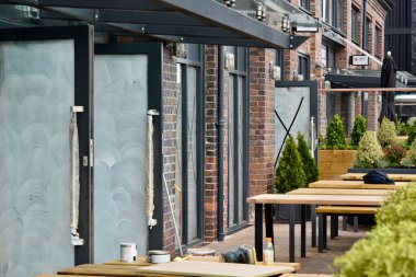 Ekonomik görünümün kötü olmasına ve devam eden koronavirüs kontrol ve tecrit kurallarına rağmen Barry Waterfront 'taki yeni Goodsheds mağazaları ilk perakende satış birimlerini Ağustos 2020' de açtı.. 