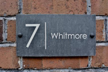 Ekonomik görünümün kötü olmasına ve devam eden koronavirüs kontrol ve tecrit kurallarına rağmen Barry Waterfront 'taki yeni Goodsheds mağazaları ilk perakende satış birimlerini Ağustos 2020' de açtı.. 