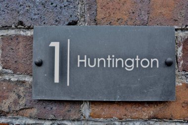 Ekonomik görünümün kötü olmasına ve devam eden koronavirüs kontrol ve tecrit kurallarına rağmen Barry Waterfront 'taki yeni Goodsheds mağazaları ilk perakende satış birimlerini Ağustos 2020' de açtı.. 