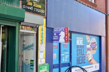 Barry, Glamorgan / Galler Vadisi 29 Eylül 2020, Hoton Yolu. Coronavirus krizi ticari sektörde küresel durgunluğa yol açıyor. Çocuklar oyun merkezi kapanır, hayalet kasabalar ve şehir çürümesi yeni normal haline gelir. Umutsuzluk hissi.