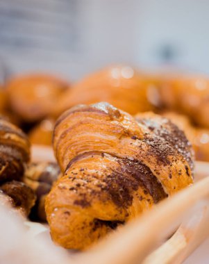 Taze pişmiş kruvasan ve çikolata..