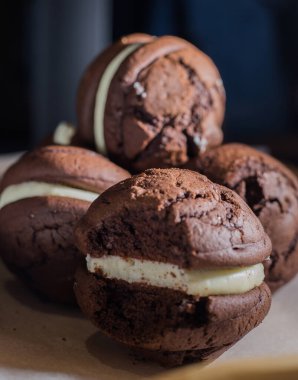 Kırık kurabiyeler ve kağıt üzerinde kremalı sünger kurabiyeleri.