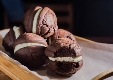 Masanın üstünde turtalar var. Kafeler için arka plan.