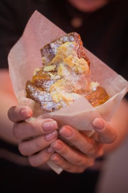 Bademli taze kruvasan. Kafe için arkaplan.