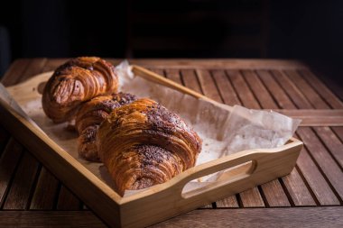Tatlı çikolatalı kruvasanlar siyah arka plan üzerine seçici bir odaklanma.