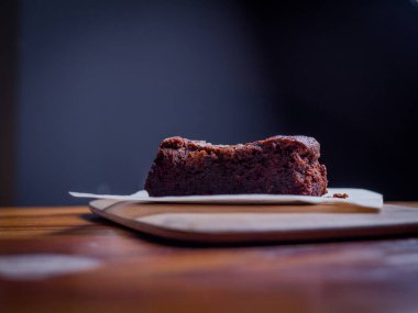 Bir yığın kare fırınlanmış çikolatalı kek mavi arka planda, lezzetli bir tatlı..