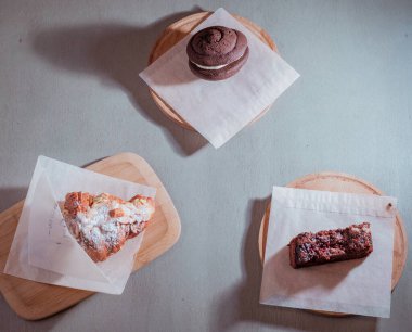 Turta, bademli kruvasan, kafedeki ahşap masada browni..