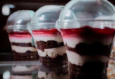 Vanilyalı ve vişneli cheesecake