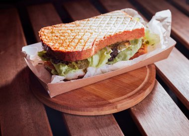 Kafede pesto sandviçi, chiken peynirli.