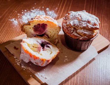 Kafedeki ahşap masada tarçınlı ve dutlu çörek..
