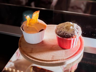 Kremalı ve şekerli iki kek, kafe manzaralı..