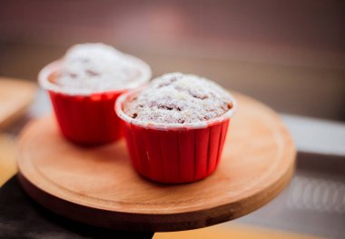 Kremalı ve şekerli iki kek, kafe manzaralı. Yumuşak odak