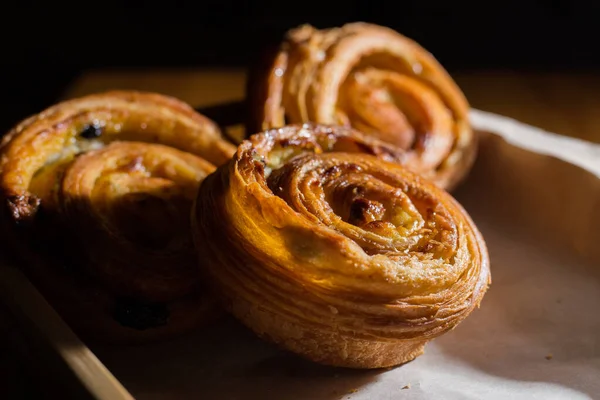 Bun Com Canela Nozes Deitado Sobre Mesa Madeira Café — Fotografia de Stock