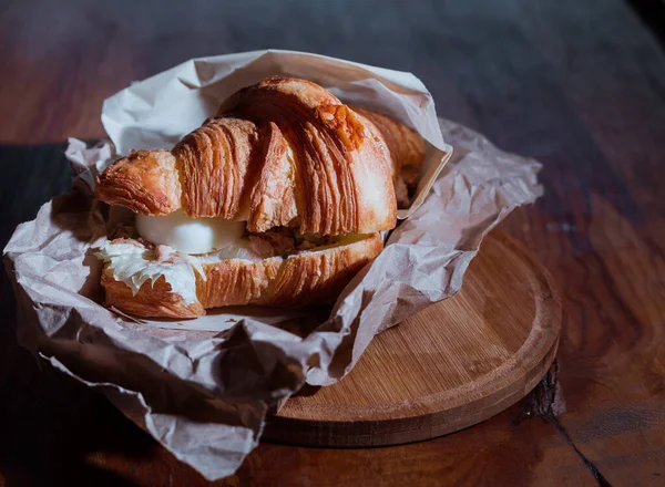 Croissant Avec Oeuf Poisson Petit Déjeuner Pâtisserie Fermer — Photo