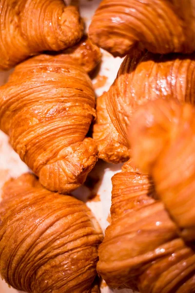 Croissants Français Fraîchement Cuits Dans Une Boulangerie — Photo