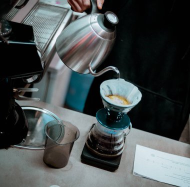 Barista iş yerinde, özel kahve demliyor..